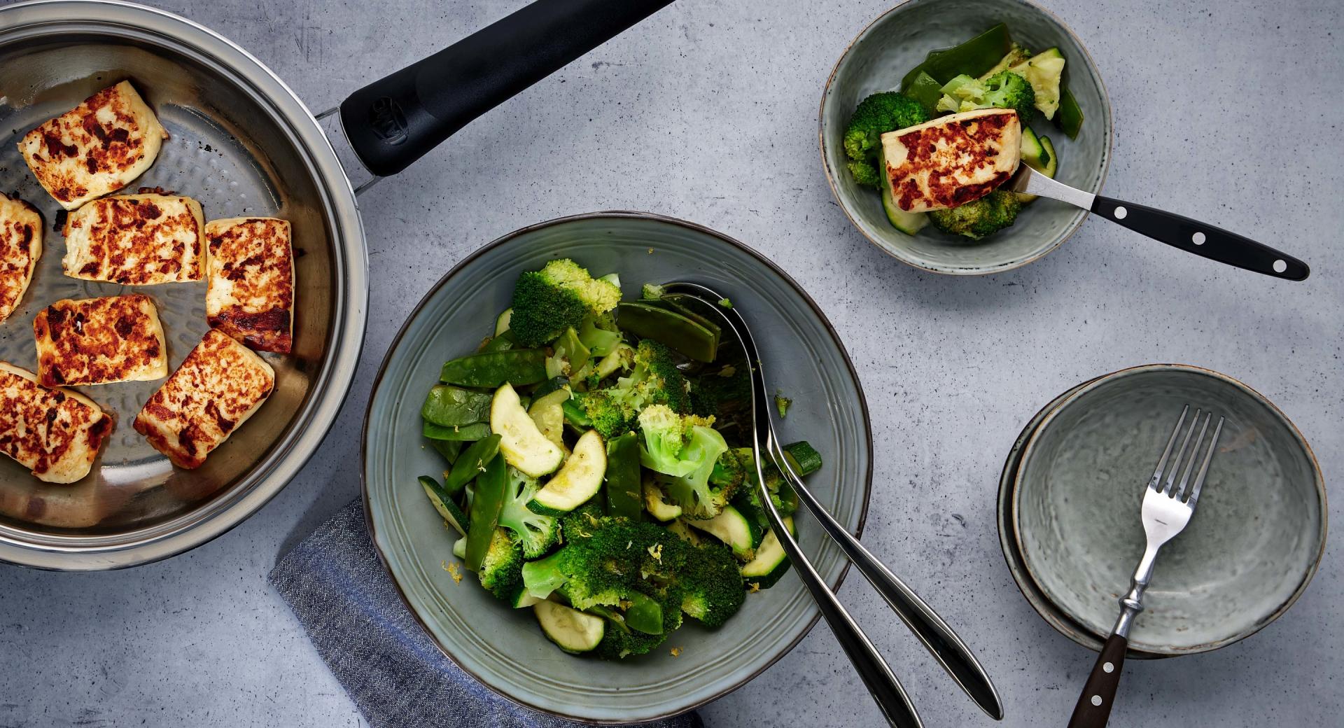 Vegetable salad with halloumi