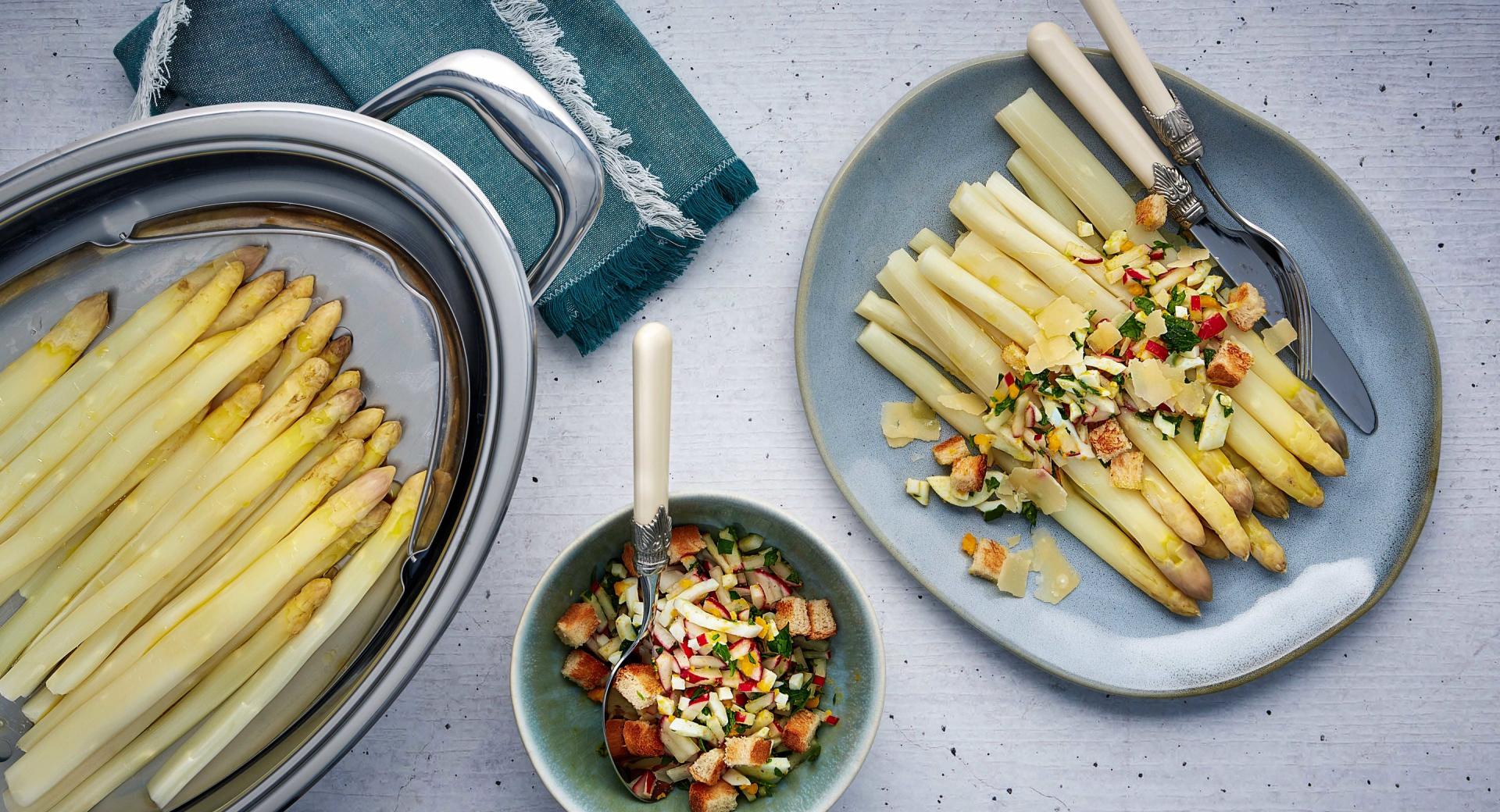 Asparagus with colorful crumble 