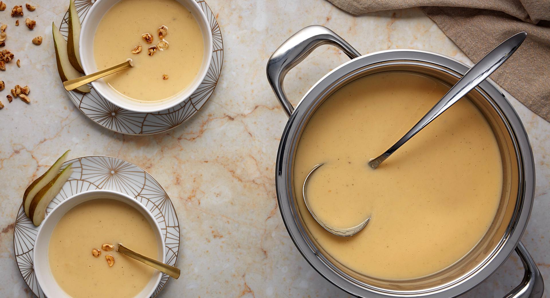 Parsnip soup with pear