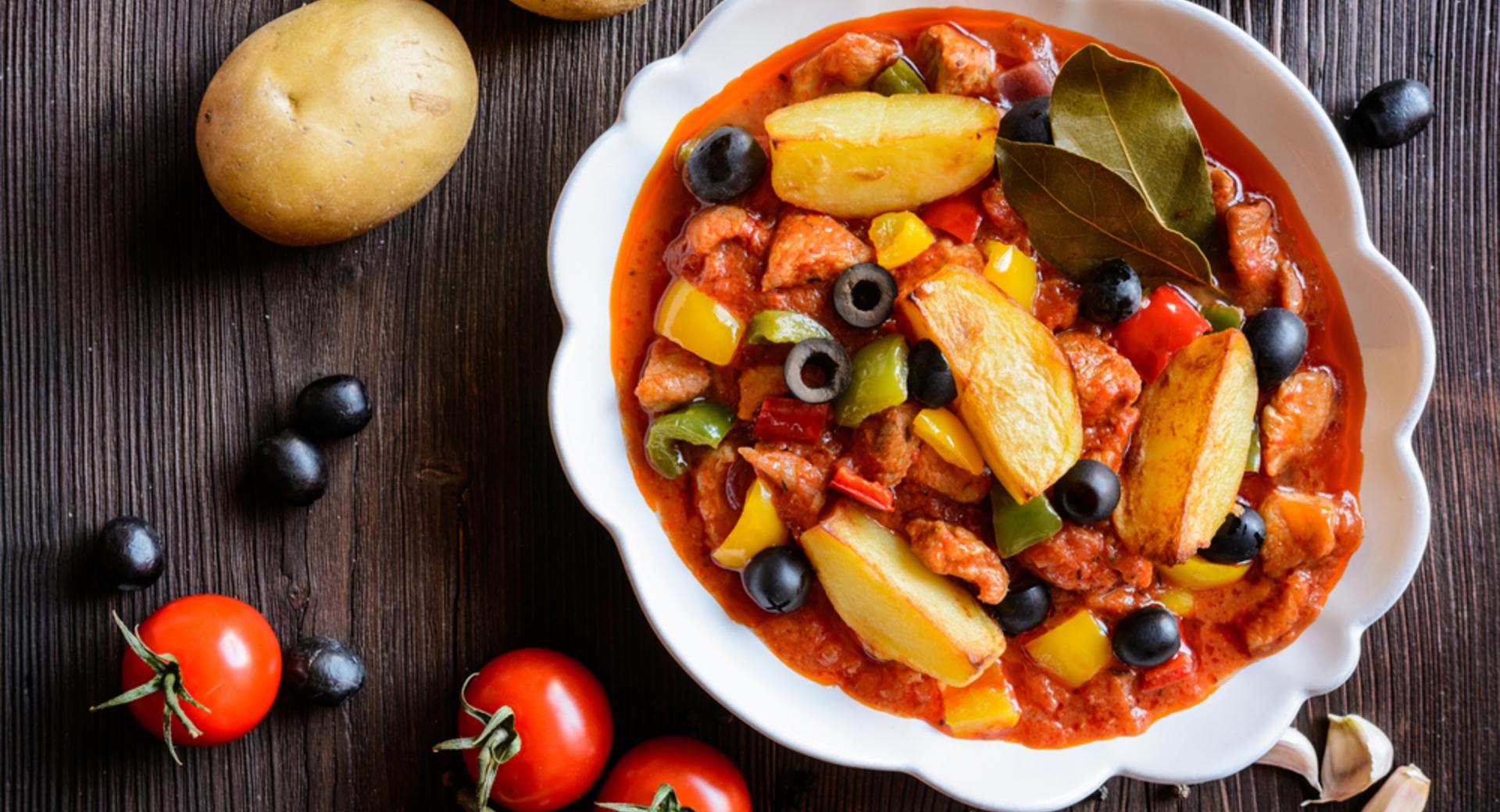 Goulash with pototao and bell pepper