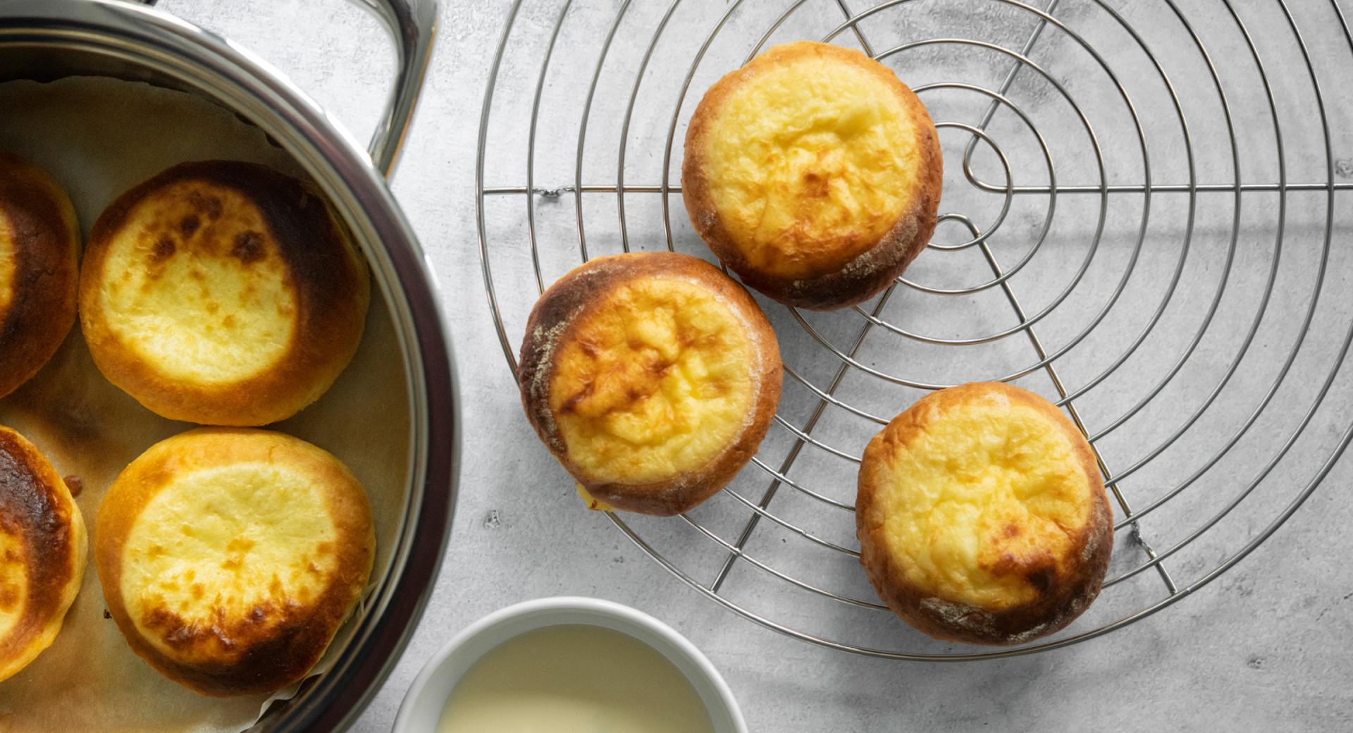 Russian yeast pastry with quark (vatrushka)