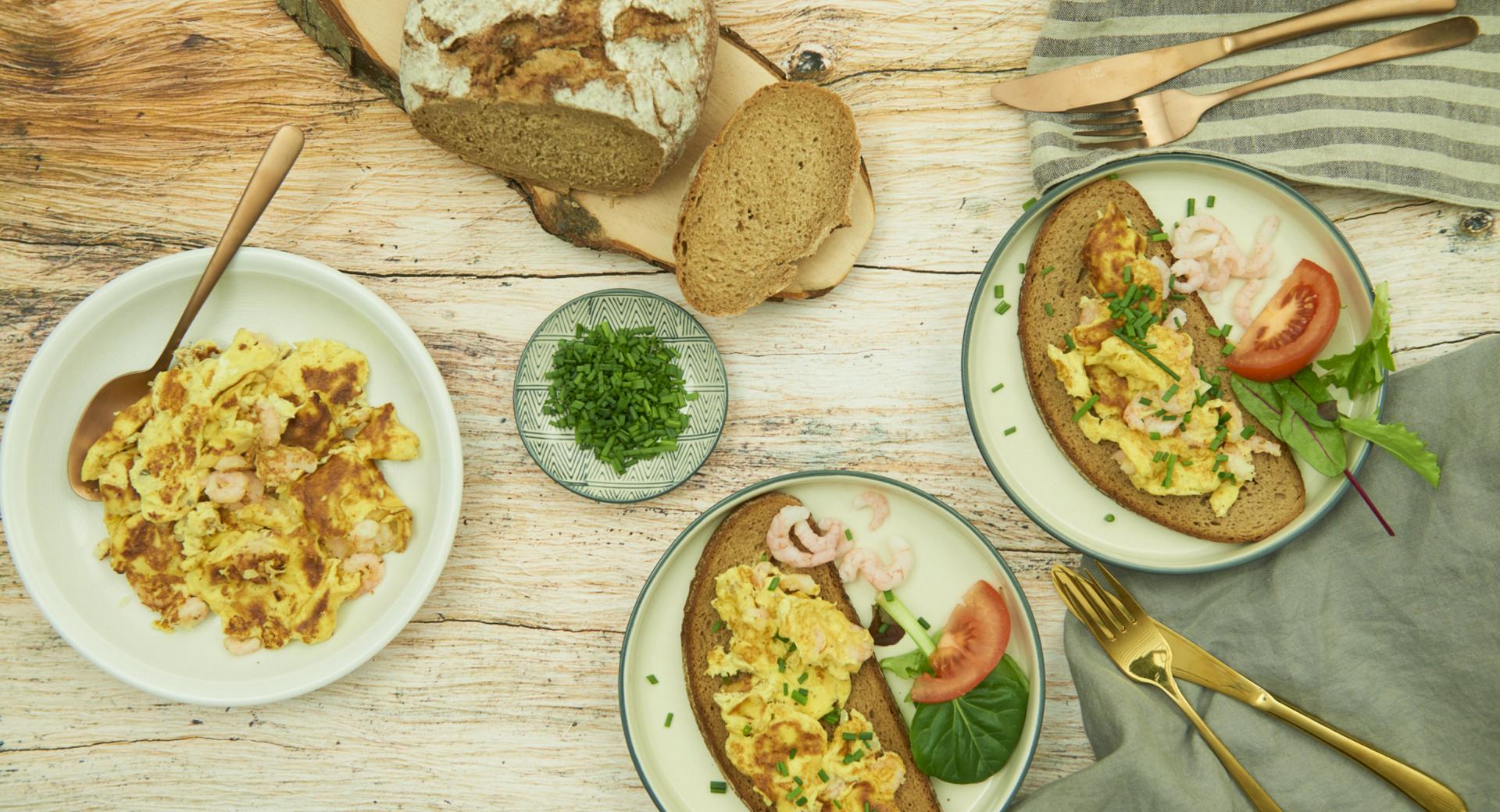 Scrambled eggs with shrimp and black bread 