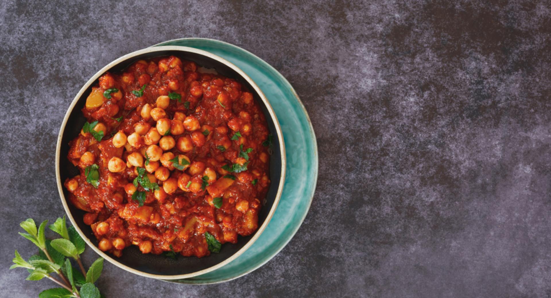 Chickpeas with tomato sauce