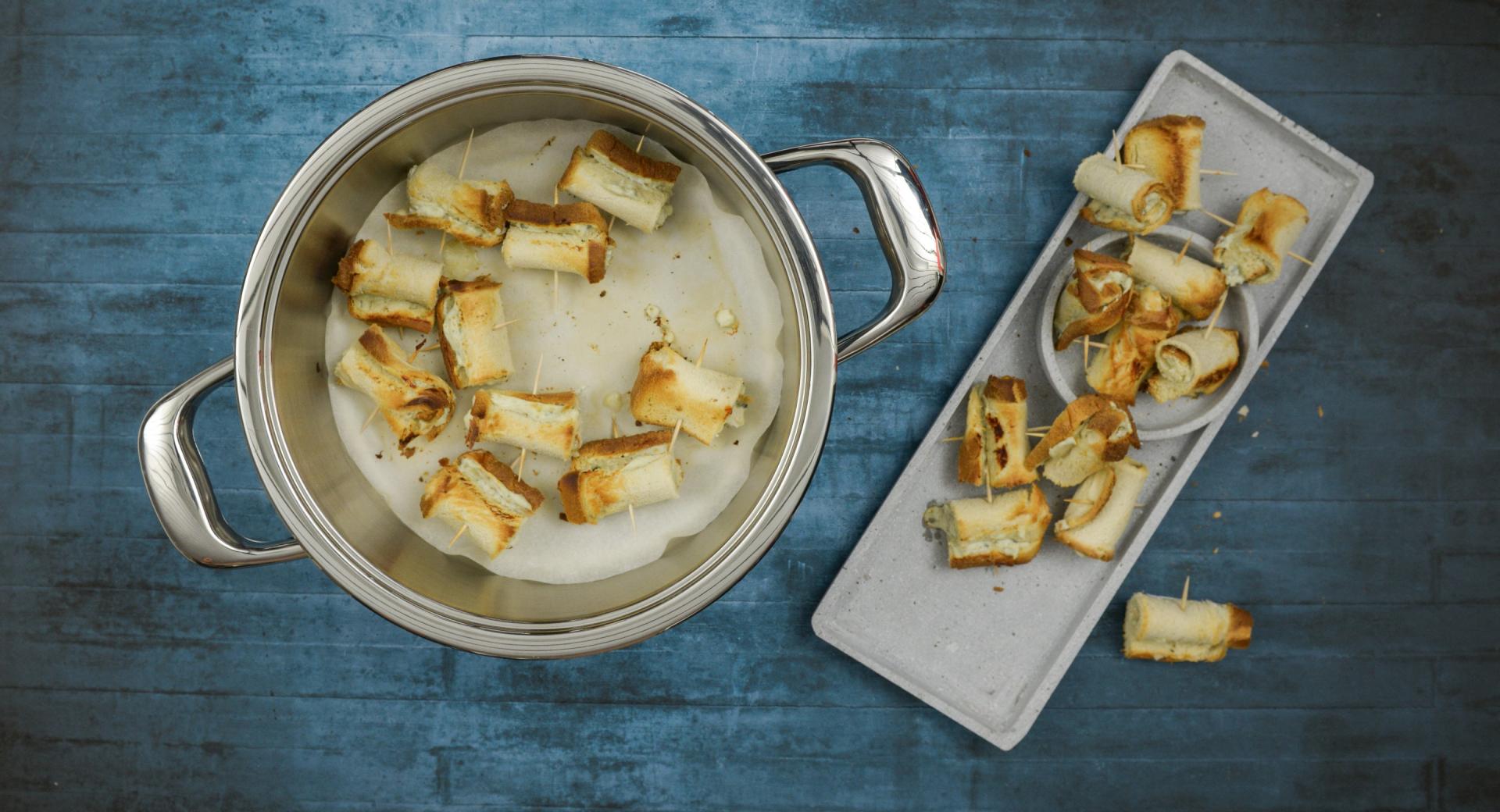 Cheesy toast rolls 