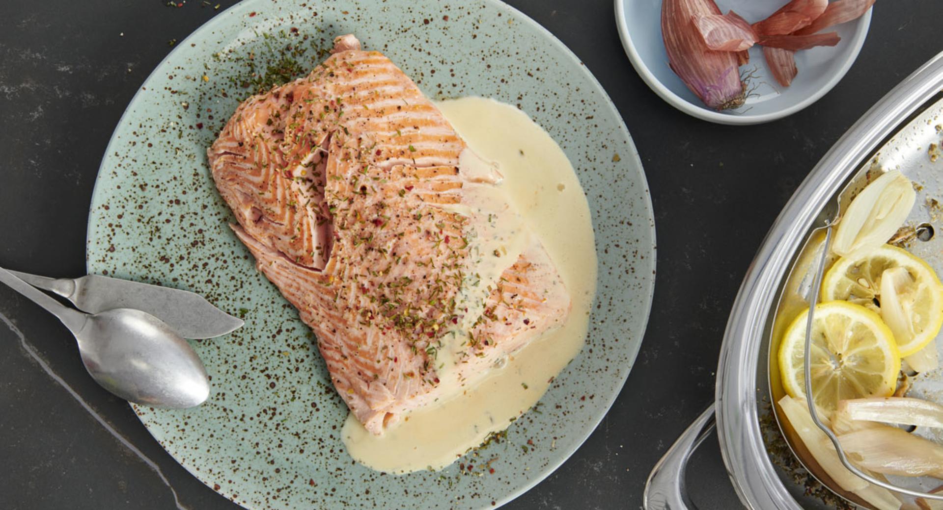 Salmon fillet with seasoned hollandaise