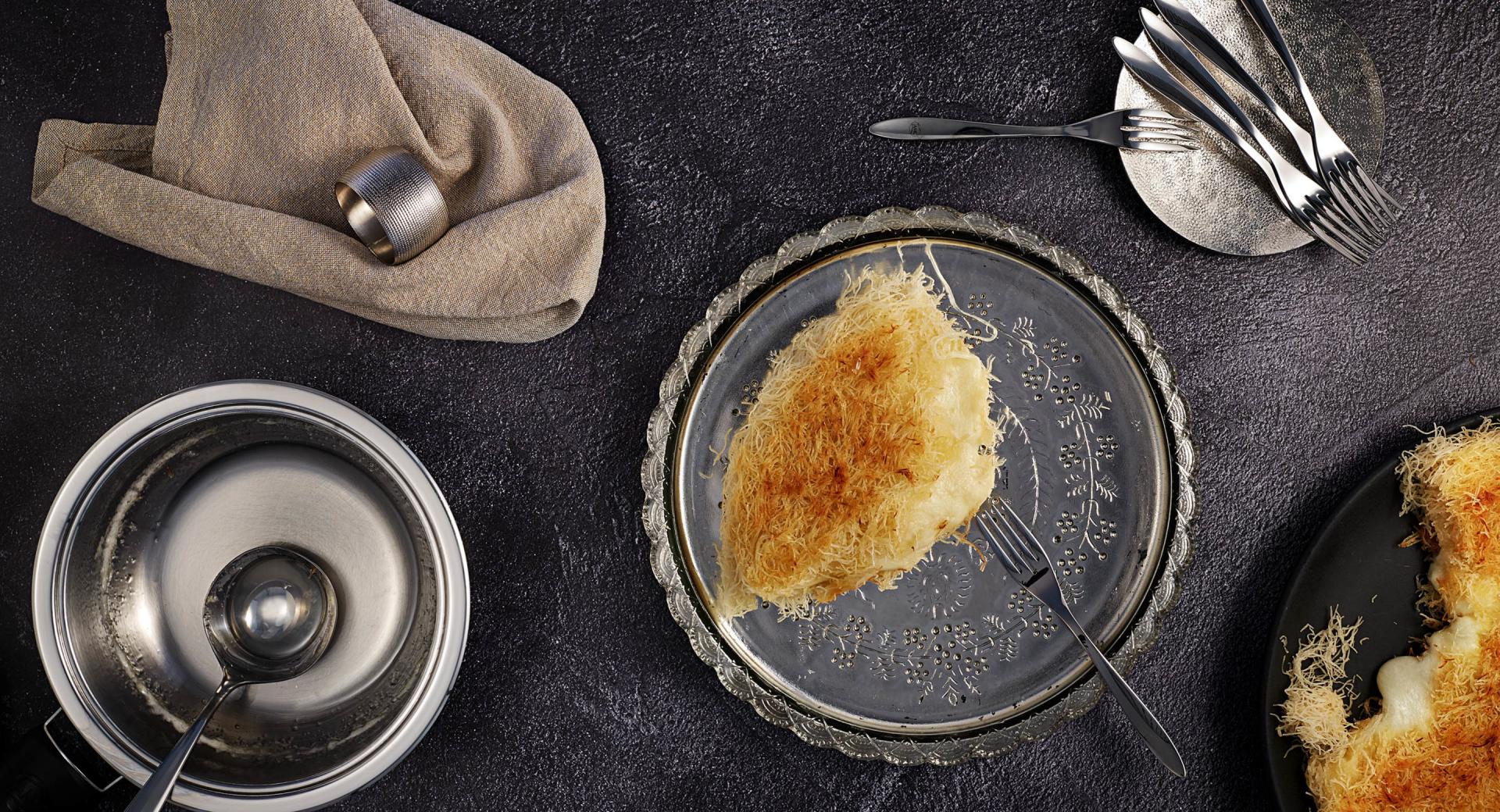 Turkish-style sweet noodles with mozzarella (peynirli künefe)