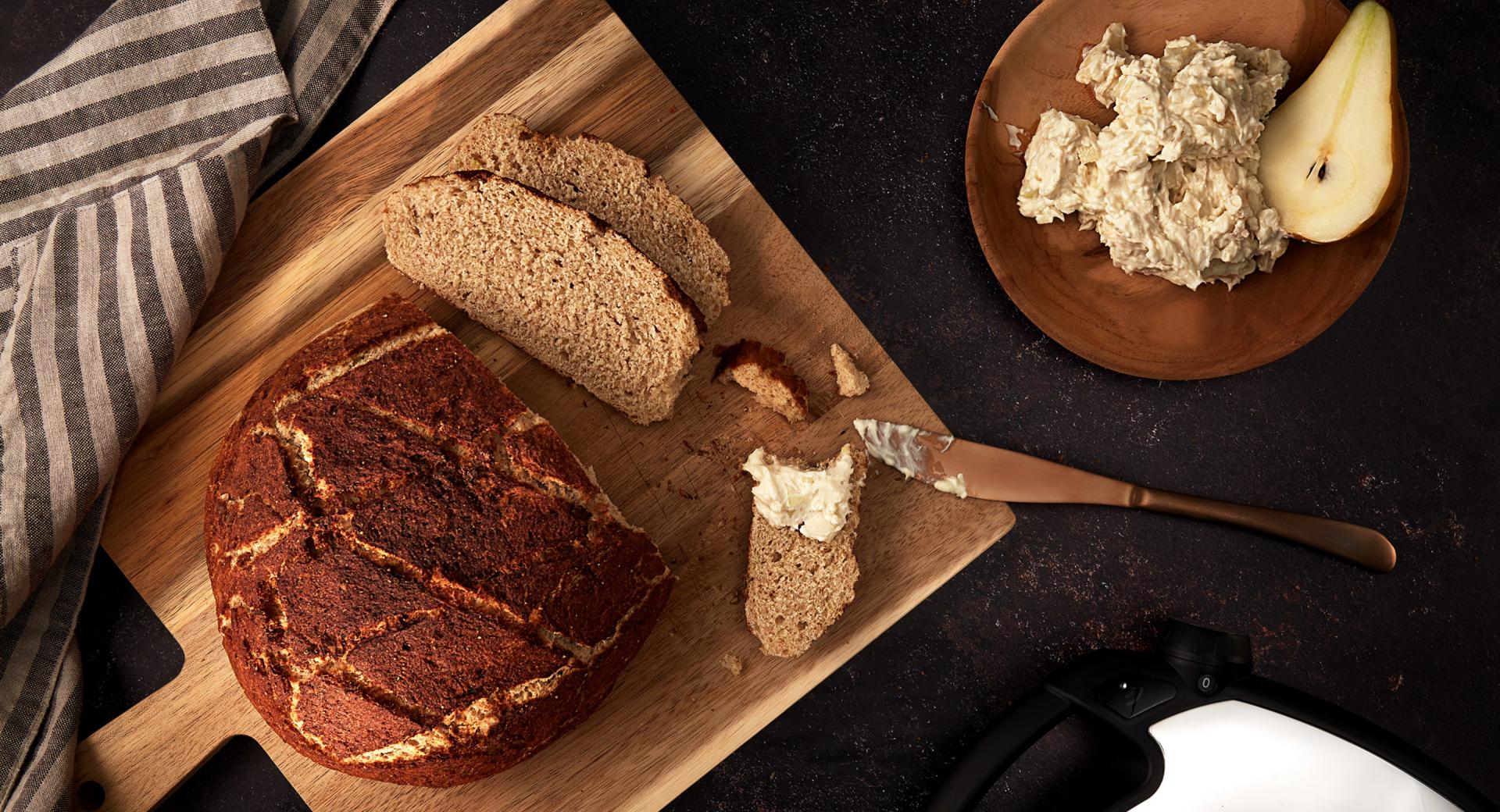 Potato bread with gorgonzola spread