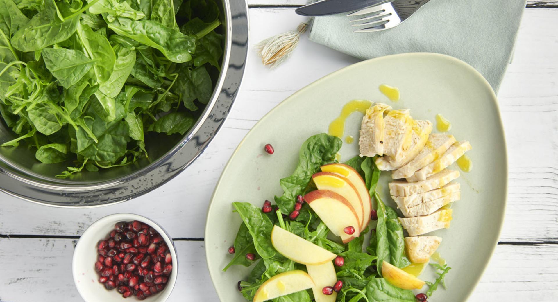 Salad with chicken strips and apples