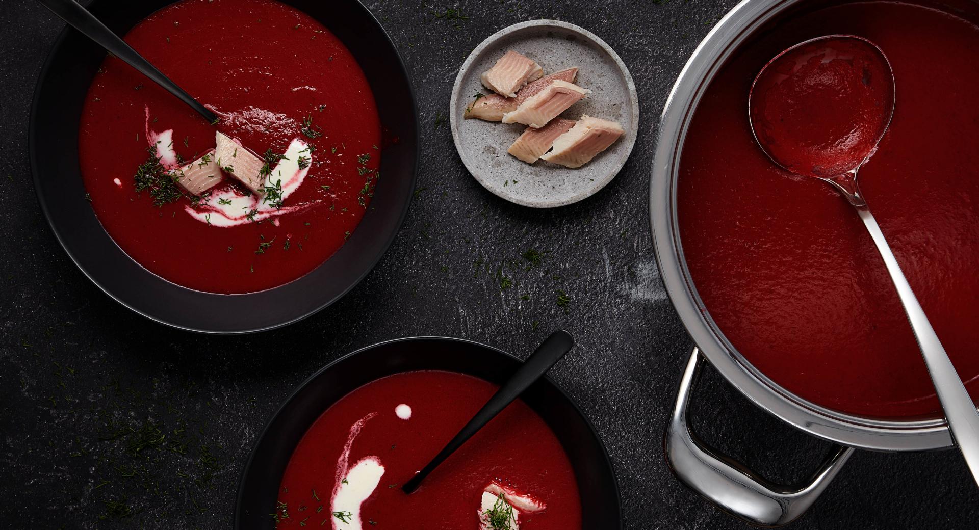 Beet soup with apple