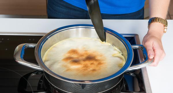 Loosen the edges of the quiche with a knife, loosen it from the bottom by shaking it back and forth and tip it out onto a large plate. Best served warm.