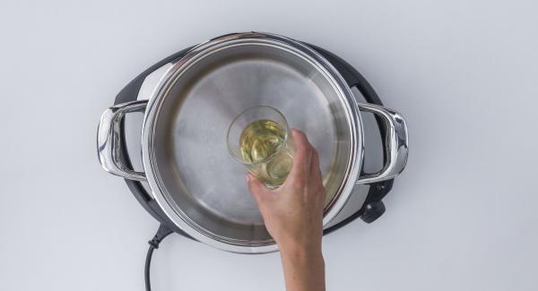 Add white wine to the pot, insert the Softiera insert in the pot and close with the EasyQuick with 24 cm sealing ring.