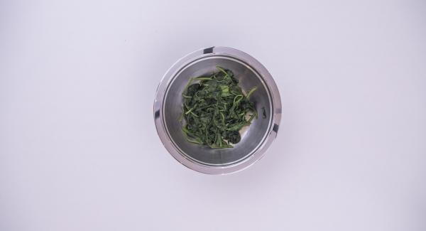 At the end of cooking time, take out the spinach, drain it and leave to cool inside the Combi Bowl.