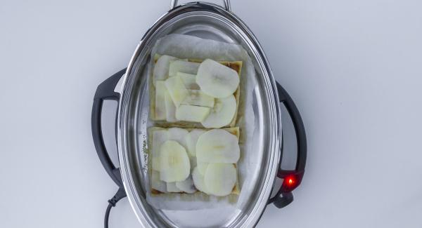 As soon as the Audiotherm beeps on reaching the carrot window, remove the lid, turn over pastry, and place apple slices on top.