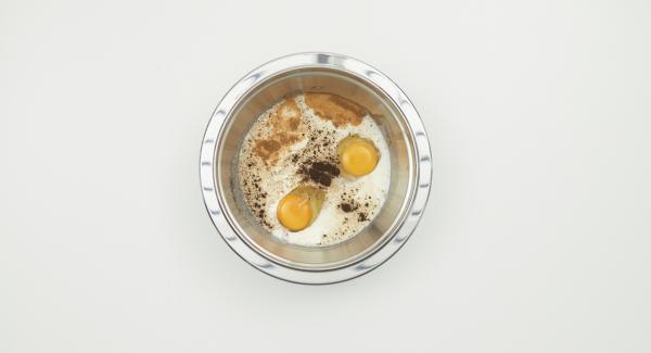 Whisk milk and eggs with sugar and spices and pour over the yeast bun slices in the combi bowl.