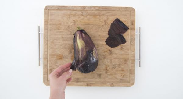 Remove Secuquick and peel the eggplant, cut it into pieces and put it in a bowl.