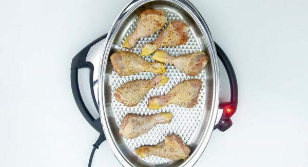 As soon as the Audiotherm beeps on reaching the roasting window, place the chicken thighs in the Oval Grill, close with the lid and roast until the turning point at 90 ºC is reached using the Audiotherm.