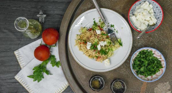 Crumble the sheep's cheese coarsely. Pluck and chop the parsley leaves. Pour the sheep's cheese over the salad and sprinkle with parsley.