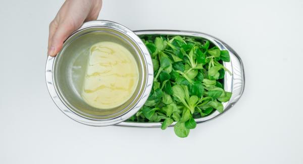 Mix the salad in a flat bowl with the marinade. Spread on plates, add bacon and mushrooms.