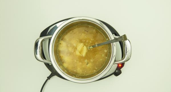 As soon as the Audiotherm beeps on reaching the roasting window, set at level 3 and roast the mixture for approx. 2 minutes, turning occasionally. Add broth and stir.