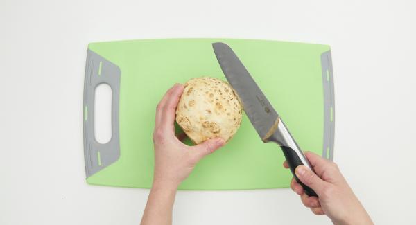 Peel the celery and potatoes, cut both into small cubes and place them in the Softiera insert.