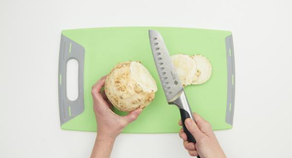 Peel the celery and potatoes, cut both into small cubes and place them in the Softiera insert.