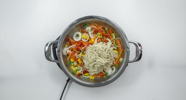 Add the prepared vegetables and roast while stirring. Stir in the noodles and mix everything with the soy sauce and chilli sauce.