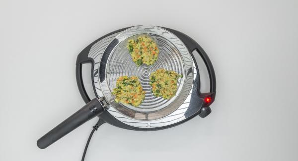 Place small patties in the oPan, press lightly with a spatula and roast until firm.