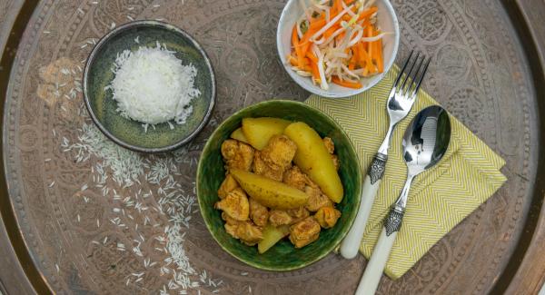 At the end of the cooking time, remove the Softiera bowl and refine the chicken ragout with coconut milk and season to taste.