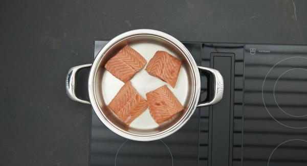 As soon as the Audiotherm beeps on reaching the roasting window, set at low level and put salmon in pot.