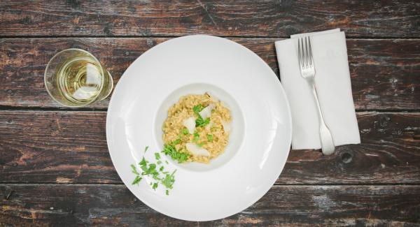 Pluck the parsley leaves and chop finely. Add butter, parsley and parmesan to the risotto. Season with salt and pepper.