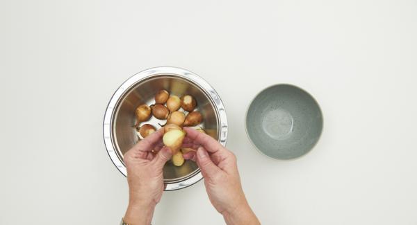 Cut off the root of the onions, pour boiling water over the onions, leave to stand for approx. 1 minute, quench, peel and halve.