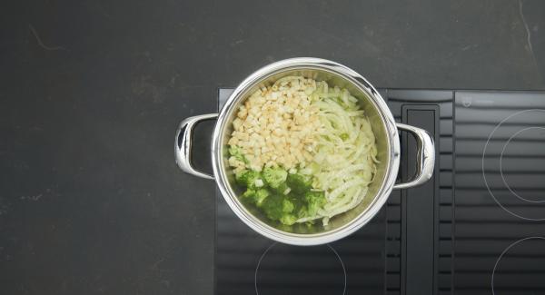 Add the gnocchi, vegetable broth and leek into the pot and boil up. Season with salt, pepper and nutmeg. Add the parsley.