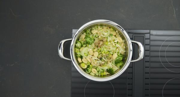 Add the gnocchi, vegetable broth and leek into the pot and boil up. Season with salt, pepper and nutmeg. Add the parsley.