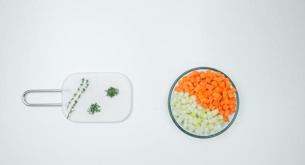 Peel the carrots and kohlrabi and cut into small cubes. Pluck and chop the thyme leaves.