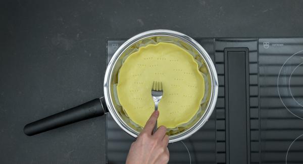 Place pastry base with the baking paper in the HotPan Prime 24 cm, pierce with a fork closely. 
Place on stove and set at highest level, place Navigenio overhead, set at high level. While the Navigenio flashes red/blue, enter 3 minutes (with induction approx. 2 minutes) in the Audiotherm and pre-bake.