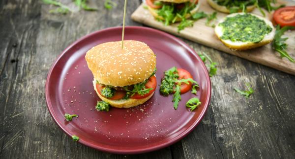 Toast buns as much as you like and spread with pesto. Cover with rocket, tomatoes and patties and serve immediately.