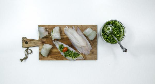 Smear a little pesto on the fish fillets and roll up with a cocktail tomato each, fixing them with toothpicks. Place one halve of fish rolls in a Softiera insert 24 cm and other halve in Combi sieve insert.