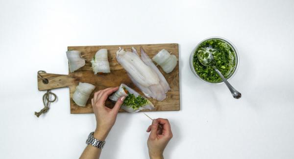 Smear a little pesto on the fish fillets and roll up with a cocktail tomato each, fixing them with toothpicks. Place one halve of fish rolls in a Softiera insert 24 cm and other halve in Combi sieve insert.