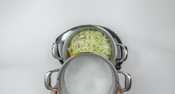 Using a 24 cm lid, cut out a circle of baking paper and place it in the combi sieve insert. Place the combi sieve insert on a pot.