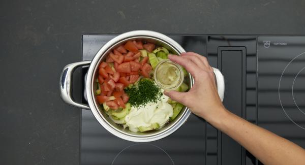 Stir the sour cream, dill and tomato cubes into the cucumber vegetables and season to taste with salt, pepper and white wine vinegar.