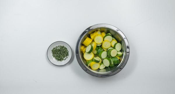 Wash zucchini and cut into slices. Pluck thyme and rosemary leaves and chop them finely. Mix zucchini slices, herbs, lemon juice, olive oil and pepper and marinate approx. 30 minutes.