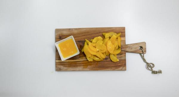 Fillet the oranges, peel the zest and the white skin and cut the orange fillets out of the intermediate skin with a sharp knife. Collect the juice.