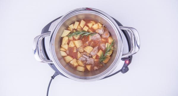 As soon as the Audiotherm beeps on reaching the roasting window, add meat and stir everything. Add white wine, potatoes, Beef stock, tomato paste, rosemary and flour. Flavour with salt and pepper.