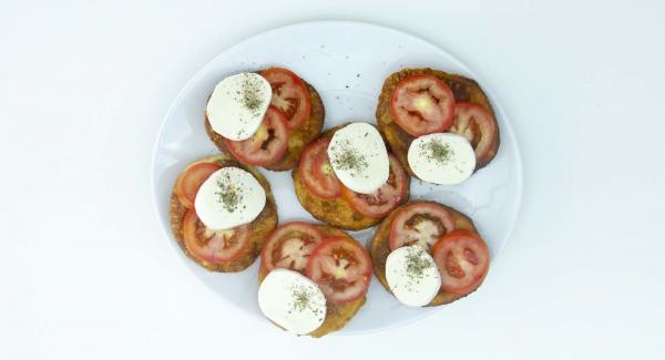 When the dough is still hot, add a few slices of tomato, a few pieces of mozzarella and oregano. Serve.