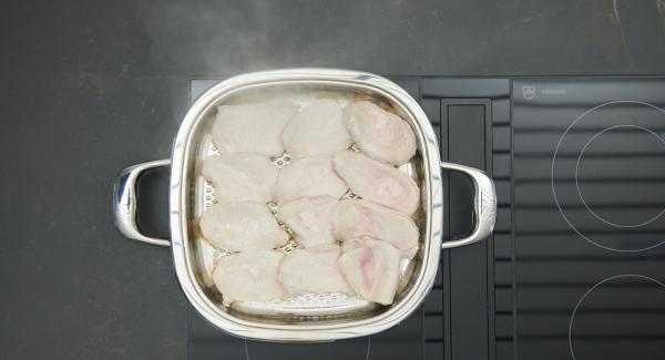 Turn the cutlets and roast again until the turning point at 90 °C is reached. Pluck the leaves from the parsley and chop finely.