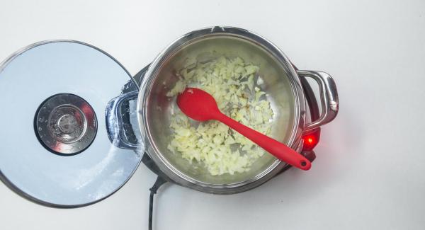 As soon as the Audiotherm beeps on reaching the roasting window, switch Navigenio to level 2 and roast the onion mixture. Add the tomato paste and roast briefly.