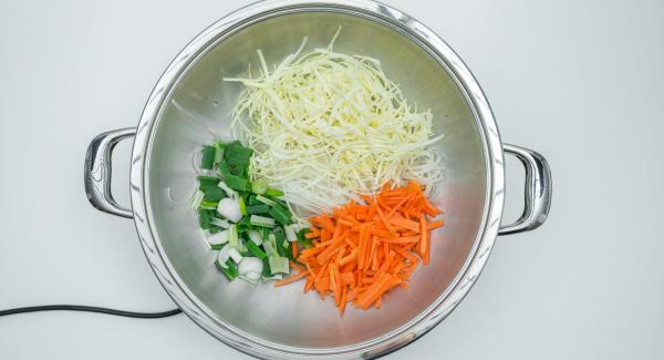 Drain soaked noodles and mushrooms. As soon as the Audiotherm beeps on reaching the roasting window, set at level 2, add mushrooms, rice noodles and finally vegetables to the Wok. Add the broth and soy sauce.