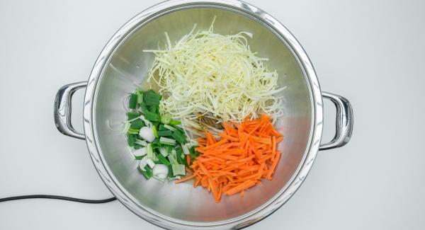 Drain soaked noodles and mushrooms. As soon as the Audiotherm beeps on reaching the roasting window, set at level 2, add mushrooms, rice noodles and finally vegetables to the Wok. Add the broth and soy sauce.