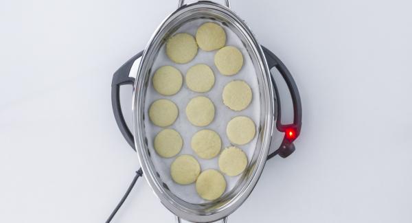 As soon as the Audiotherm beeps on reaching the carrot window, turn  the biscuits, enter approx. 1 minute cooking time in the Audiotherm and turn it until the carrot symbol appears.