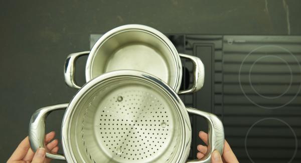 Pour water in Pot 20 cm 4.5 l with "NonSoloPasta" insert, place on stove and set it at highest level. When the water boils, add an handful of salt and cook the pasta as given on the package, then drain.